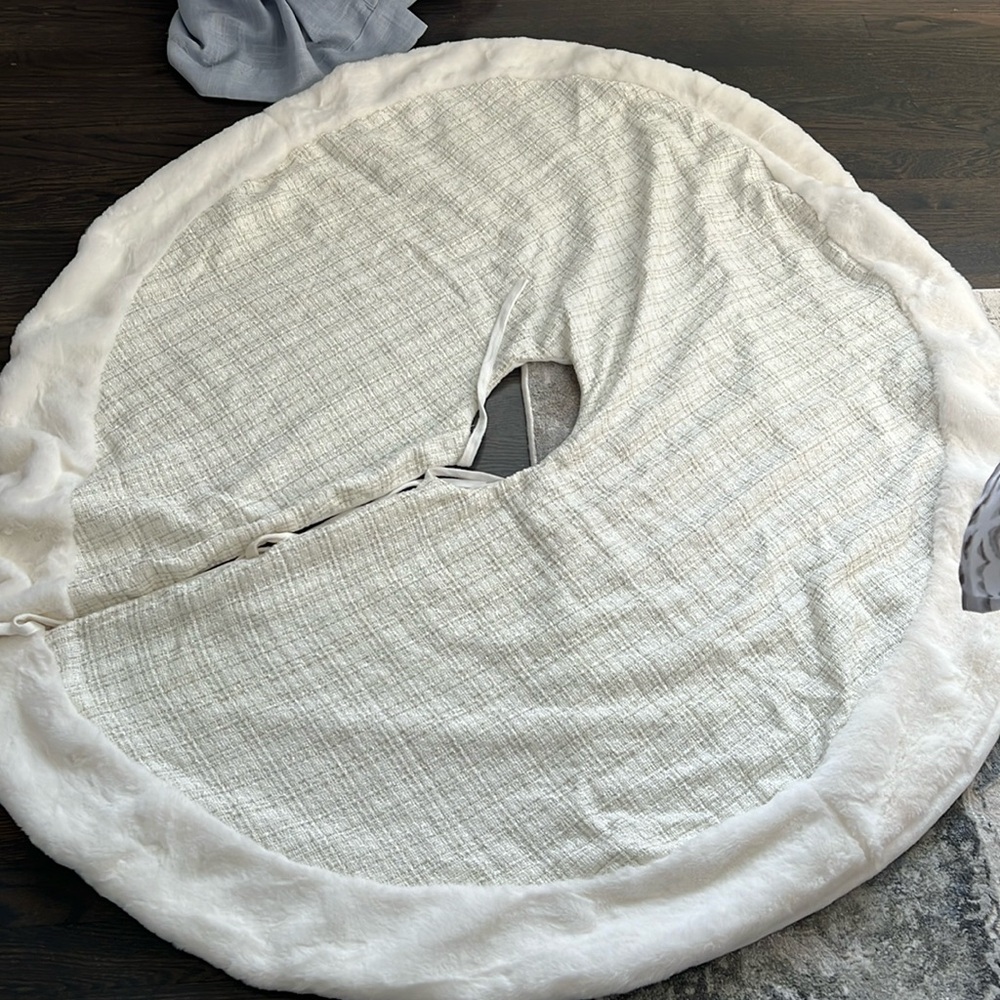 Tree skirt